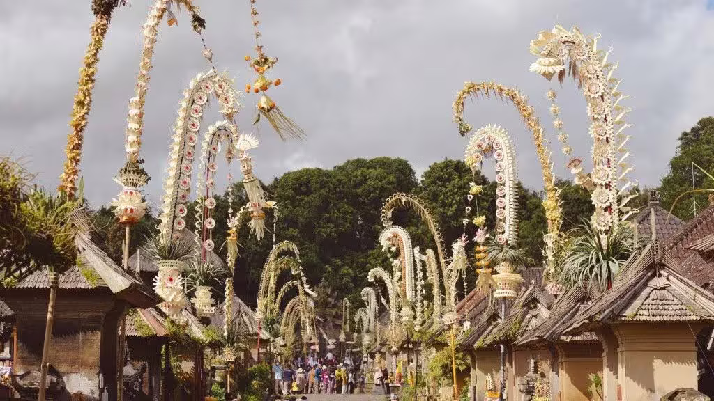 Galungan - Penjor bambu menjulang menghiasi jalan Bali merayakan kemenangan kebaikan